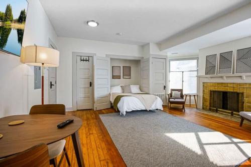 Cozy Victorian Studio Steps from Cleveland Clinic, Cleveland