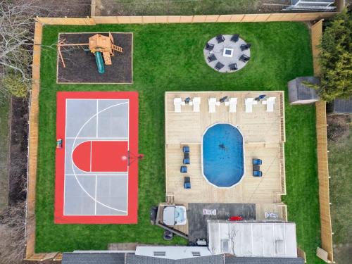 Spacious home with pool & hot tub – khách sạn tại Clintonville