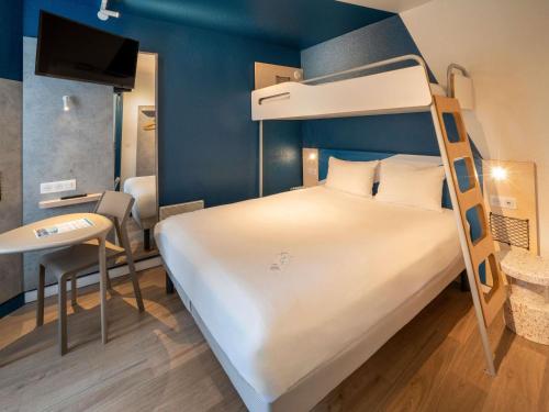1 double bed, 1 bunk bed