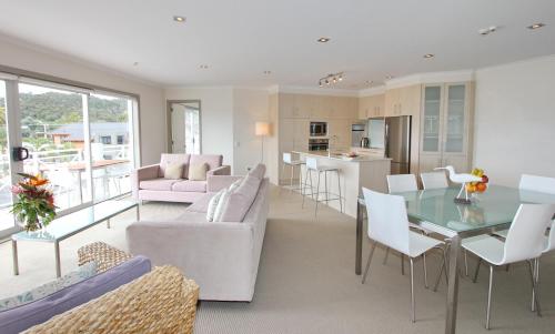 Kitchen, Crowsnest Apartments in Whitianga