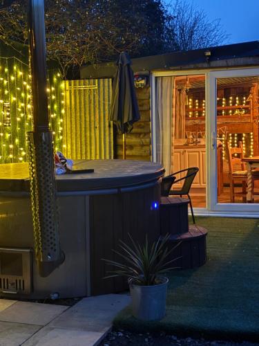 Bridie -rose rural shepherd hut , sleeps 4 with wood fuel hot tub in Pembridge