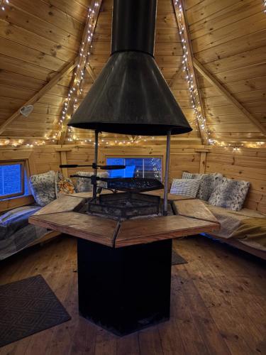 Bridie -rose rural shepherd hut , sleeps 4 with wood fuel hot tub in Pembridge