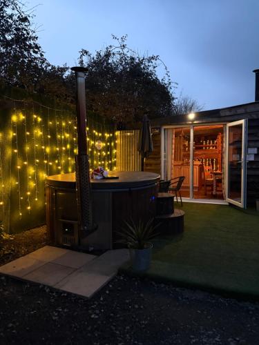 Bridie -rose rural shepherd hut , sleeps 4 with wood fuel hot tub in Pembridge