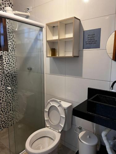 Bathroom, loft calmo p/ familia, piscina e perto da praia in Praia do Sape