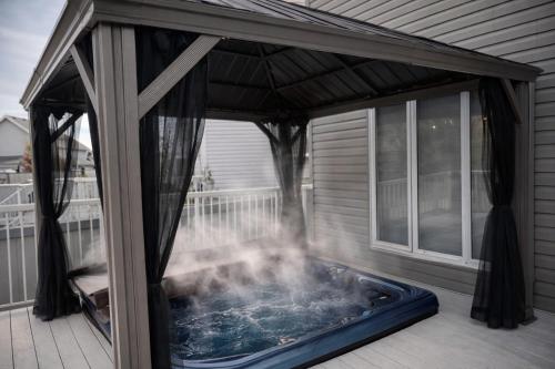 Luxury Getaway Hot Tub Pool Table Central AC – khách sạn tại Southeast Edmonton