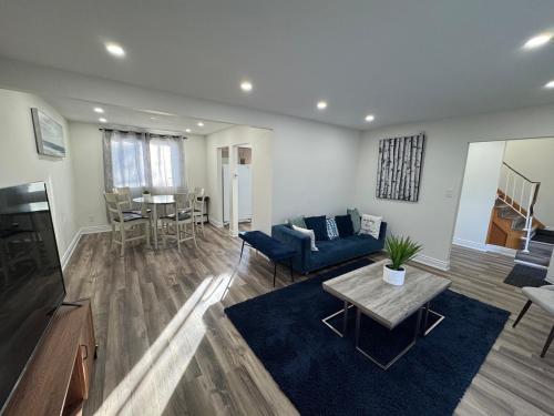 Spacious 3BR Entire Home in Waterloo, Pvt Fenced Backyard, Office Space, Family & Pets Friendly – khách sạn tại Waterloo