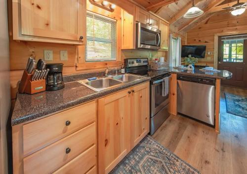 Ryon Tiny Home Cabin City-side Rustic Retreat in Chattanooga, USA