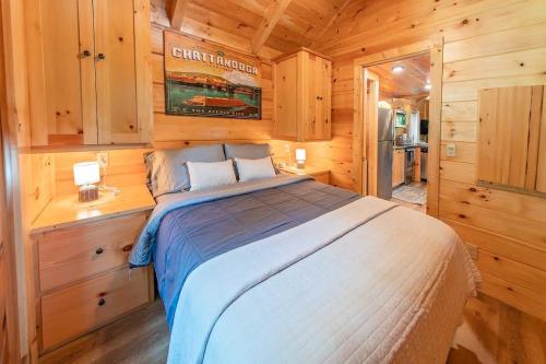 Ryon Tiny Home Cabin City-side Rustic Retreat in Chattanooga, USA