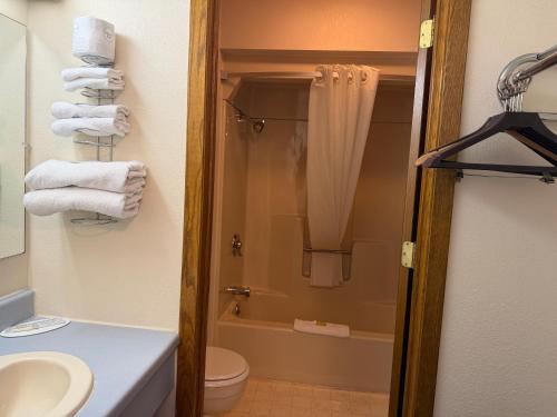 Super 8 by Wyndham Iron Mountain - image 29