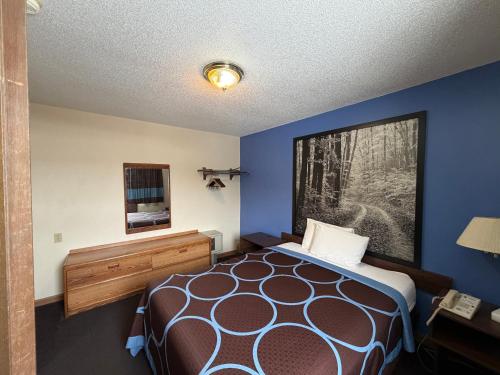 Super 8 by Wyndham Iron Mountain - image 38