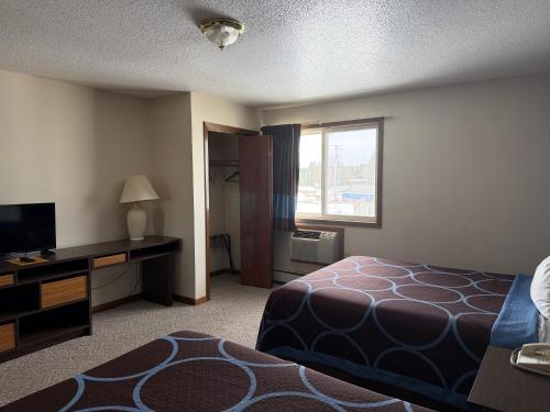 Super 8 by Wyndham Iron Mountain - image 18