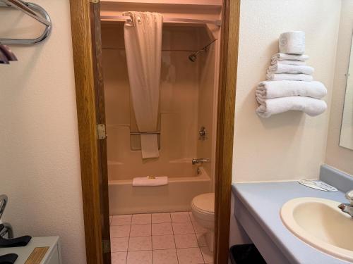 Super 8 by Wyndham Iron Mountain - image 27