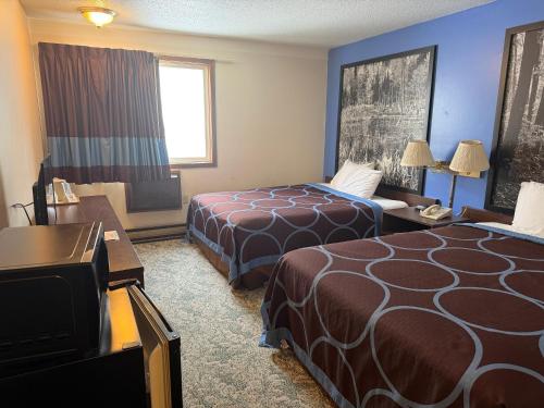 Super 8 by Wyndham Iron Mountain - image 32