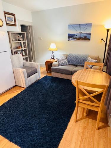 . 1st Street Hideout Private 1 bedroom apartment
