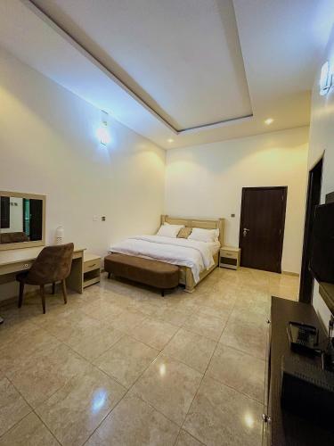 Bold 3 Bedroom Apartments - image 2