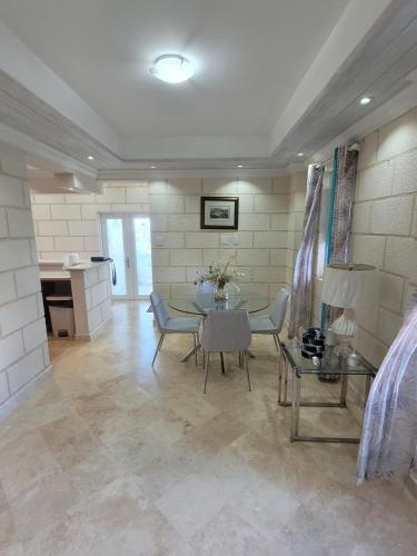 Instalaciones, 12 Palms Villa in Shermans