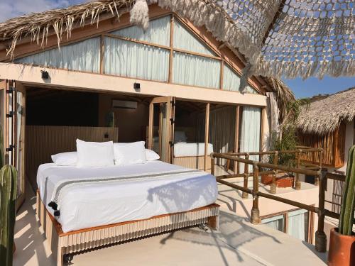 Xeno Hotel Boutique in Playa Estacahuite