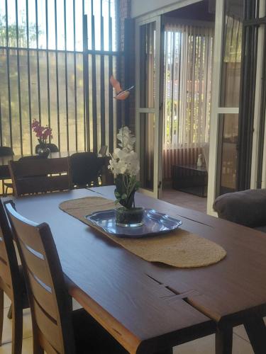 Vaade, Casa Colibri con piscina entre Bosque y Mar en Punta Leona in Herradura