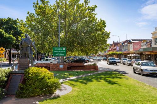 Παροχές, Quest Griffith in Γκρίφιθ