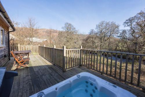 Riverside Hideaway for Two Hot Tub River Lochay in 基林