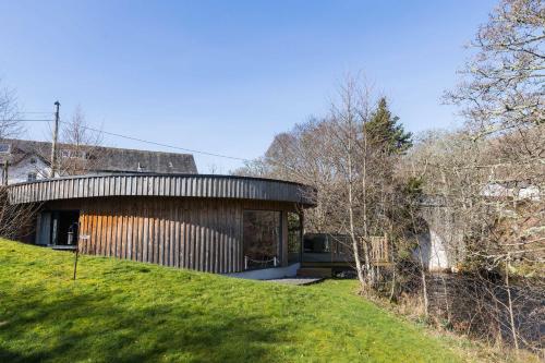 Otters Holt Riverside Retreat Hot Tub near Loch Tay in 基林