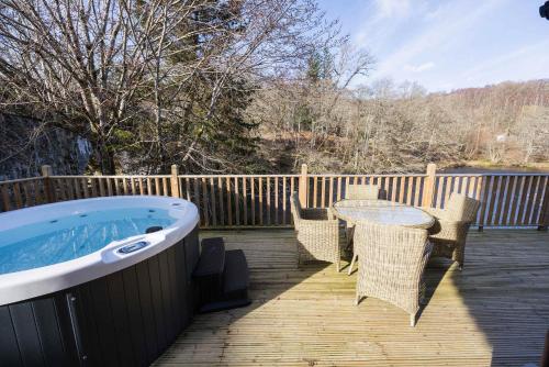 Otters Holt Riverside Retreat Hot Tub near Loch Tay in 基林