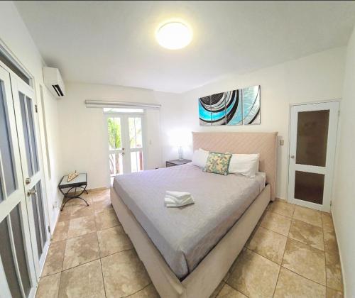 Jobos Beach House - Steps from the beach! in San Antonio (PR)