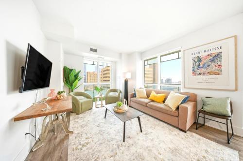 1,100 Sqft! - 2 bedroom with Views - CN Tower MTCC