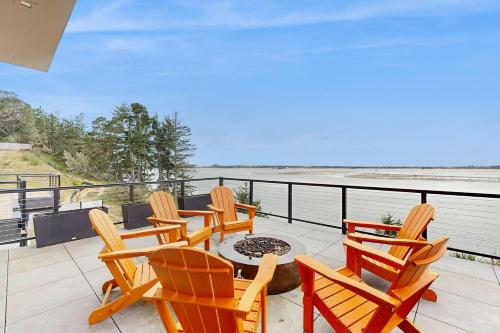 Impressive home with water view 2 large decks 2 living rooms & 2 master ensuites - 1 dog allowed! in Coos Bay (Oregon)