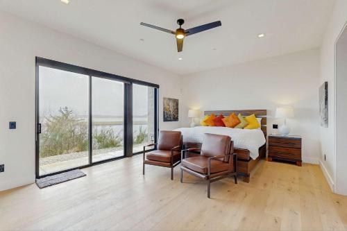 Impressive home with water view 2 large decks 2 living rooms & 2 master ensuites - 1 dog allowed! in Coos Bay (Oregon)