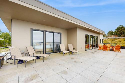 Impressive home with water view 2 large decks 2 living rooms & 2 master ensuites - 1 dog allowed! in Coos Bay (Oregon)