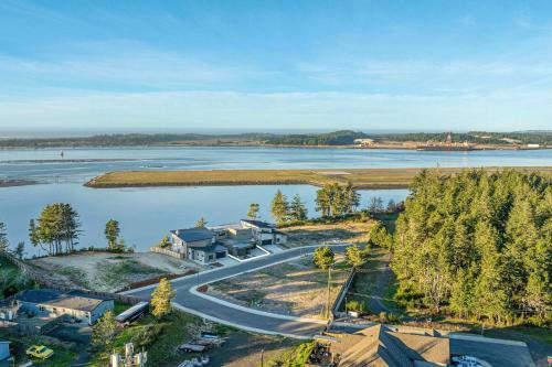 Impressive home with water view 2 large decks 2 living rooms & 2 master ensuites - 1 dog allowed! in Coos Bay (Oregon)