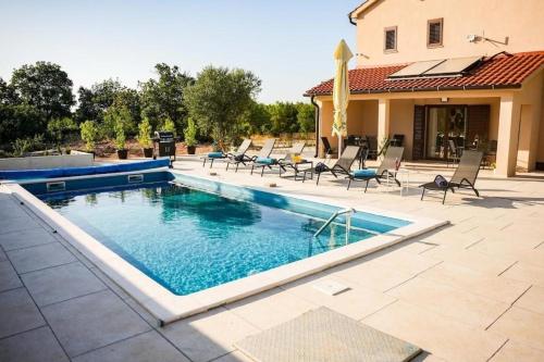 Peldbaseins, Family friendly house with a swimming pool Drnis, Zagora - 25275 in Drniš
