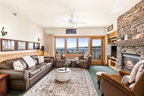 Panoramic Lake Views King Suites, Kitchen, Whirlpool Soaking Tubs and Hot Tub in Two Harbors (MN)