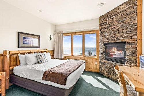 Panoramic Lake Views King Suites, Kitchen, Whirlpool Soaking Tubs and Hot Tub in Two Harbors (MN)