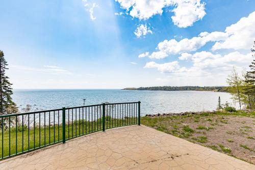 Panoramic Lake Views King Suites, Kitchen, Whirlpool Soaking Tubs and Hot Tub in Two Harbors (MN)