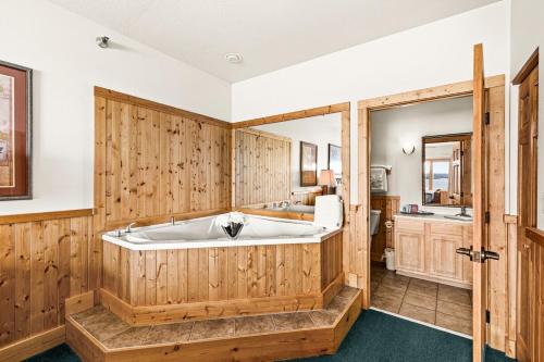 Panoramic Lake Views King Suites, Kitchen, Whirlpool Soaking Tubs and Hot Tub in Two Harbors (MN)