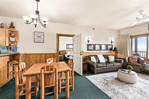 Panoramic Lake Views King Suites, Kitchen, Whirlpool Soaking Tubs and Hot Tub in Two Harbors (MN)