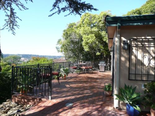 Santa Barbara Riviera Ocean View Cottage – khách sạn tại Riviera
