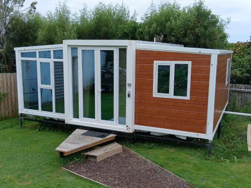Sleeps 3 to 4 - - 200m from beach in Brighton