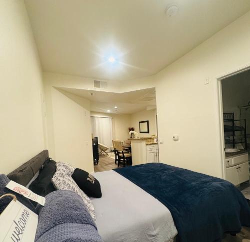 Lacma Amazing Studio Apartment - image 2