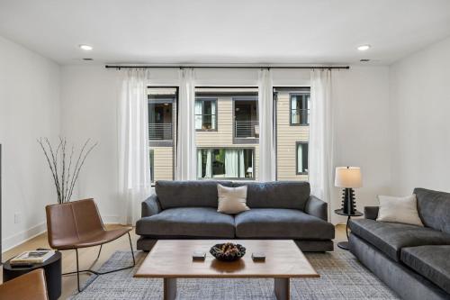 Trendy Townhouse Rooftop Hot Tub & Fireplace