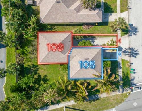 Surfside Paradise Retreat - 3BR and 2BA Duplex, Grill, DOG FRIENDLY - Close to the Beach! in Indialantic (Florida)