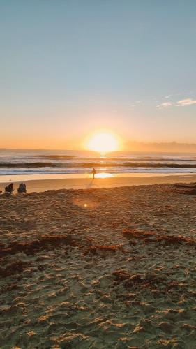 Surfside Paradise Retreat - 3BR and 2BA Duplex, Grill, DOG FRIENDLY - Close to the Beach! in Indialantic (Florida)