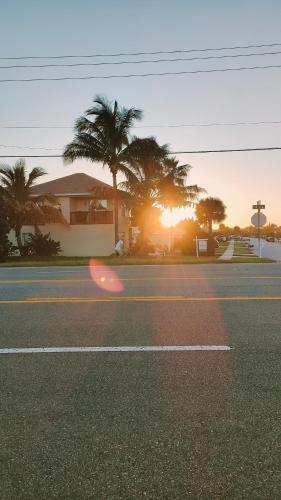 Surfside Paradise Retreat - 3BR and 2BA Duplex, Grill, DOG FRIENDLY - Close to the Beach! in Indialantic (Florida)