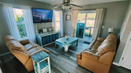 Surfside Paradise Retreat - 3BR and 2BA Duplex, Grill, DOG FRIENDLY - Close to the Beach! in Indialantic (Florida)