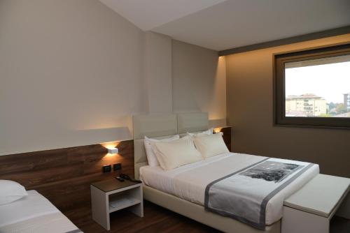 1 queen bed, 1 twin bed