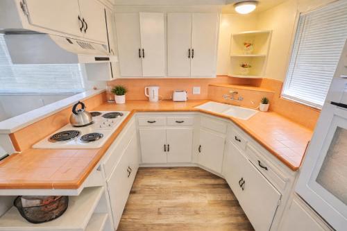 Bright & Cozy Modern Space Near Downtown in 夾竹桃日落