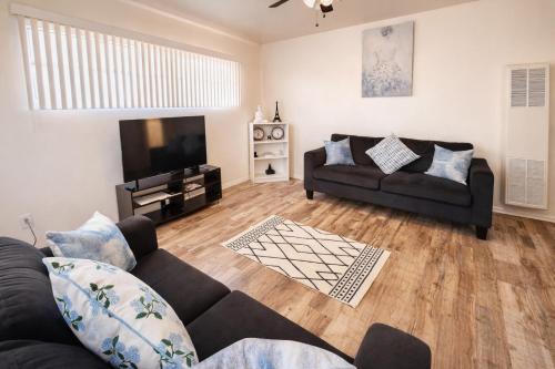Bright & Cozy Modern Space Near Downtown in 夾竹桃日落