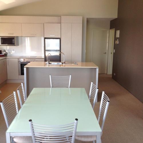 设施服务, 湖帆酒店 (Sails on the Lake) in 陶波